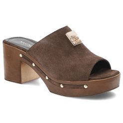 Klapki damskie Karino, ze skóry naturalnej zamszowej wysoki obcas platforma ozdobna aplikacja styl retro, brązowe, 5898/015-P. Brązowe klapki damskie Karino, na lato, z aplikacjami, ze skóry, eleganckie, bez obcasa, na obcasie, bez zapięcia. Za 458.90 zł.