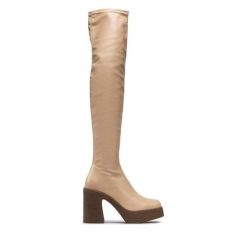 Kozaki DeeZee. Brązowe kozaki damskie DeeZee, bez wzorów, bez obcasa, na słupku, bez zapięcia. Za 229.99 zł.