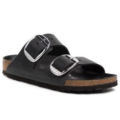 Klapki Birkenstock. Czarne klapki damskie Birkenstock, bez wzorów, bez obcasa, bez zapięcia. Za 639.99 zł.