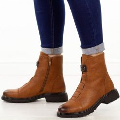 Camelowe botki damskie M.Daszyński 2501-9. Brązowe botki damskie M.Daszyński, na zimę, z aplikacjami, z jeansu, eleganckie, z okrągłym noskiem, bez obcasa, na obcasie, bez zapięcia. W wyprzedaży za 179.10 zł.