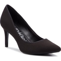 Szpilki CALVIN KLEIN - Gazelle E8933 Black. Czarne szpilki damskie Calvin Klein, bez wzorów, z materiału, bez obcasa, na obcasie, bez zapięcia. W wyprzedaży za 359.00 zł.