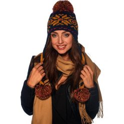 Czapka w zimowe wzory z warkoczami i pomponami LC115 kamel-granatowy. Niebieskie czapki damskie n/a, na zimę, bez wzorów. Za 79.90 zł.