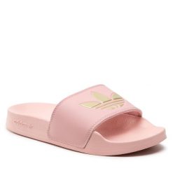 Klapki adidas. Czerwone klapki damskie Adidas, bez wzorów, sportowe, bez obcasa, bez zapięcia. Za 139.99 zł.