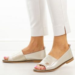 Złote skórzane płaskie sandały damskie Potocki 19397. Żółte sandały damskie POTOCKI, z aplikacjami, z jeansu, bez obcasa, na płaskiej podeszwie, bez zapięcia. Za 229.00 zł.