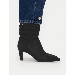 Botki MEXX. Czarne botki damskie Mexx, bez wzorów, bez obcasa, na szpilce, bez zapięcia. Za 479.99 zł.