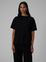 4F T-shirt loose gładki damski - czarny M. Czarne t-shirty damskie 4F, m, bez wzorów, z bawełny, bez kołnierzyka, bez ramiączek. Za 79.99 zł.