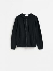 Rozpinany sweter z kapturem - czarny. Czarne swetry męskie Reserved, l, bez wzorów, z bawełny, bez kołnierzyka, bez ramiączek. Za 139.99 zł.