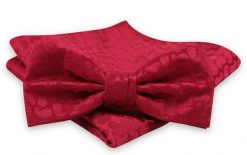 Soczysta Czerwona Mucha Męska -ALTIES- z Taką Samą Poszetką, w Tłoczony Wzór Paisley. Czerwone krawaty i muchy Alties, bez wzorów, eleganckie. Za 54.00 zł.
