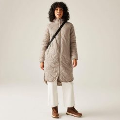 Płaszcz damski przejściowy ocieplany Triea. Brązowe płaszcze damskie Regatta, bez wzorów, z poliamidu, sportowe, bez kołnierzyka, bez kaptura. Za 299.99 zł.