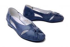 SUAVE 940114-05 cobalt, sandały damskie. Niebieskie sandały damskie Suave, bez wzorów, bez obcasa, na koturnie, bez zapięcia. Za 303.92 zł.