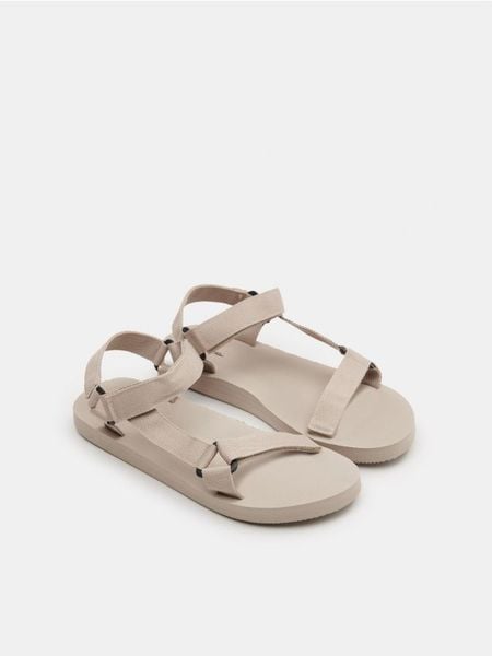 Sandały - beżowy. Brązowe sandały męskie Sinsay, bez wzorów, bez zapięcia. Za 39.99 zł.