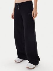 Guess Jeans Spodnie dresowe W6RB52 K68I4 Czarny Regular Fit. Czarne spodnie dresowe damskie Guess Jeans, z aplikacjami, z bawełny. Za 299.99 zł.