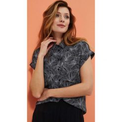 Koszula z wiskozy z roślinnym printem. Czarne koszule damskie MOODO, xs, bez wzorów, z wiskozy, bez kołnierzyka, bez ramiączek. W wyprzedaży za 26.99 zł.