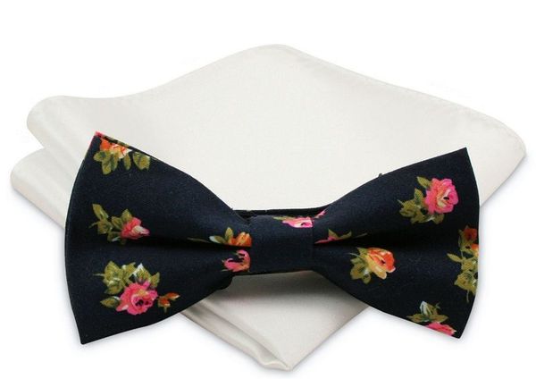 Modna Mucha Męska - Alties - Granatowa w Róże. Niebieskie krawaty i muchy Alties, bez wzorów, eleganckie. Za 54.00 zł.