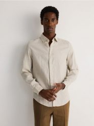 Lniana koszula regular fit - beżowy. Brązowe koszule męskie Reserved, l, bez wzorów, bez kołnierzyka, bez ramiączek. W wyprzedaży za 119.99 zł.