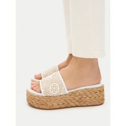 Klapki Guess. Białe klapki damskie Guess, z aplikacjami, bez obcasa, bez zapięcia. Za 287.99 zł.
