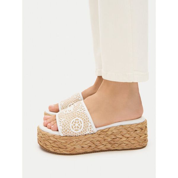 Klapki Guess. Białe klapki damskie Guess, z aplikacjami, bez obcasa, bez zapięcia. Za 287.99 zł.