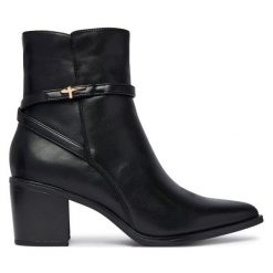 Botki Tamaris. Czarne botki damskie Tamaris, bez wzorów, bez obcasa, na słupku, bez zapięcia. Za 484.99 zł.