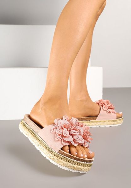 Różowe Klapki na Grubej Podeszwie Zdobione Kwiatową Aplikacją Sopelle. Czerwone klapki damskie Born2be, na lato, z aplikacjami, eleganckie, bez obcasa, na płaskiej podeszwie, bez zapięcia. Za 89.99 zł.