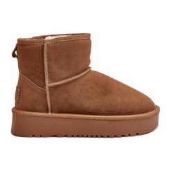 Skórzane Zamszowe Śniegowce Na Platformie Za Kostkę Camel Rianaella beżowy. Brązowe śniegowce damskie z zamszu, za kostkę, bez zapięcia. Za 328.54 zł.