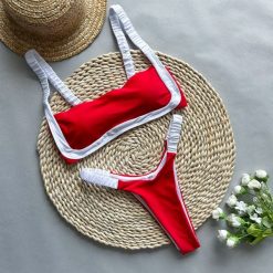 Strój kąpielowy z ozdobną lamówką na plażę Elidia. Czerwone stroje kąpielowe damskie Intica, l, bez wzorów, z materiału. Za 159.00 zł.