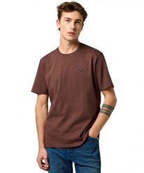 MESKA KOSZULKA WRANGLER SIGN OFF TEE MAHOGANY 112371484. T-shirty męskie Wrangler, s, bez wzorów, bez kołnierzyka, bez ramiączek. Za 79.99 zł.