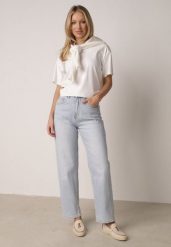 Niebieskie Bawełniane Jeansy o Kroju Mom Fit z Wysokim Stanem i Paskiem Pribena. Niebieskie jeansy damskie Born2be, bez wzorów, z bawełny, klasyczne, z podwyższonym stanem. Za 129.99 zł.