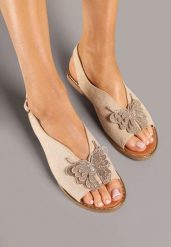 Beżowe Sandały z Ekozamszu Zdobione Cyrkoniami i Aplikacją z Motylem Falevelith. Brązowe sandały damskie Renee, z aplikacjami, bez obcasa, na płaskiej podeszwie, bez zapięcia. Za 79.99 zł.