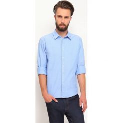KOSZULA DŁUGI RĘKAW MĘSKA REGULAR FIT. Niebieskie koszule męskie TOP SECRET, m, bez wzorów, z tkaniny, klasyczne, bez kołnierzyka, bez ramiączek. W wyprzedaży za 49.99 zł.