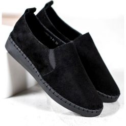 Filippo czarne Skórzane Trampki Slip On. Czarne trampki i tenisówki damskie Filippo, bez wzorów, ze skóry, bez zapięcia. W wyprzedaży za 149.00 zł.