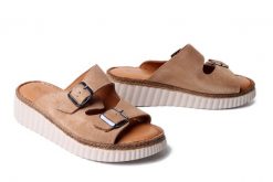 Artiker Relaks 58C2000 light brown, klapki damskie. Brązowe klapki damskie Artiker Relaks, na lato, bez wzorów, z nubiku, eleganckie, bez obcasa, na koturnie, bez zapięcia. Za 229.90 zł.