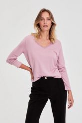 Sweter z koronkowym dekoltem różowa. Czerwone swetry nierozpinane damskie MOODO, l, bez wzorów, z elastanu, bez kołnierzyka, bez ramiączek. Za 79.99 zł.