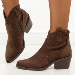 Czekoladowe botki damskie, kowbojki S.Barski 8147. Brązowe botki damskie S.BARSKI, na jesień, w ażurowe wzory, z jeansu, boho, bez obcasa, na obcasie, bez zapięcia. Za 249.00 zł.