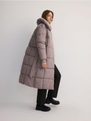 Długi pikowany płaszcz - jasnoszary. Szare płaszcze damskie Reserved, l, bez wzorów, z tkaniny, bez kołnierzyka, bez kaptura. W wyprzedaży za 119.99 zł.