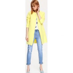 PŁASZCZ DAMSKI. Żółte płaszcze damskie TOP SECRET, bez wzorów, eleganckie, bez kołnierzyka, bez kaptura. W wyprzedaży za 129.99 zł.