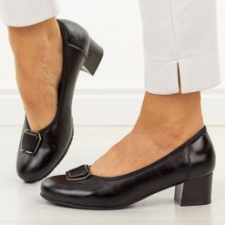 Czarne skórzane czółenka damskie Cambell 19413. Czarne czółenka damskie Cambell, na jesień, bez wzorów, ze skóry, eleganckie, z okrągłym noskiem, bez obcasa, na obcasie, bez zapięcia. Za 219.00 zł.