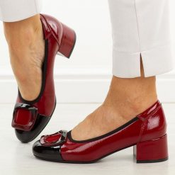 Bordowe czółenka damskie na obcasie Potocki 12807. Czerwone czółenka damskie POTOCKI, na jesień, z aplikacjami, z lakierowanej skóry, eleganckie, z okrągłym noskiem, bez obcasa, na obcasie, bez zapięcia. Za 199.00 zł.
