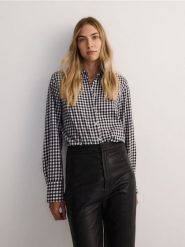 Bawełniana koszula w kratę - czarny. Czarne koszule damskie Reserved, l, bez wzorów, z bawełny, bez kołnierzyka, bez ramiączek. W wyprzedaży za 69.99 zł.