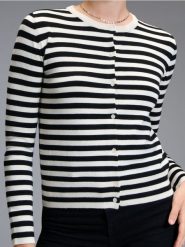 Sweter na guziki - wielobarwny. Swetry nierozpinane damskie Sinsay, l, bez wzorów, bez kołnierzyka, bez ramiączek. Za 29.99 zł.