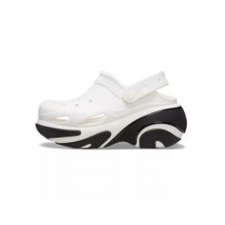 Tenisówki Crocs Model Bubble Crush Clog U Kolor Biały. Białe trampki i tenisówki damskie Crocs, bez wzorów, z gumy, bez zapięcia. Za 377.30 zł.