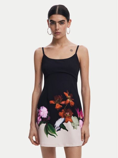 Desigual Sukienka letnia Le Mans 25SWVW16 Czarny Regular Fit. Czarne sukienki damskie Desigual, na lato, m, bez wzorów, z syntetyku, bez kołnierzyka, bez ramiączek. Za 289.99 zł.
