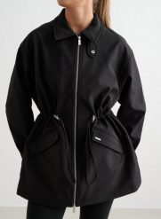 Damska kurtka z polarem, 3-warstwowa, wiatro- i wodoodporna Softshell czarna. Czarne kurtki sportowe damskie Aim'n, m, bez wzorów, z materiału, bez ramiączek, bez kaptura, trekkingowe. Za 786.00 zł.