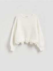 Sweter z kwiatową aplikacją - złamana biel. Swetry nierozpinane damskie Reserved, l, z aplikacjami, z dzianiny, bez kołnierzyka, bez ramiączek. Za 149.99 zł.