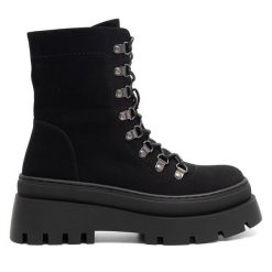 Trzewiki DeeZee. Czarne botki damskie DeeZee, bez wzorów, bez obcasa, na płaskiej podeszwie, bez zapięcia. Za 119.99 zł.