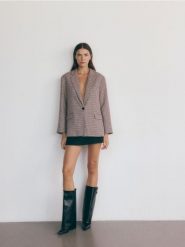 Marynarka oversize z dodatkiem wiskozy - wielobarwny. Marynarki i żakiety damskie Reserved, bez wzorów, z tkaniny, bez kołnierzyka, bez ramiączek. W wyprzedaży za 199.99 zł.