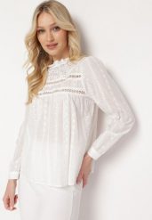 Biała Bluzka Bawełniana w Stylu Boho z Ażurową Koronką Wistalia. Białe bluzki damskie Born2be, m, w ażurowe wzory, z bawełny, boho, bez kołnierzyka, bez ramiączek. Za 119.99 zł.
