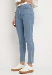 Jasnoniebieskie Jeansy o Dopasowanym Kroju z Wysokim Stanem Sepavla. Niebieskie jeansy damskie Born2be, bez wzorów, z jeansu, eleganckie, z podwyższonym stanem. Za 69.99 zł.