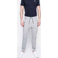 Guess Jeans - Spodnie. Szare spodnie materiałowe męskie Guess Jeans, z aplikacjami, z bawełny. W wyprzedaży za 199.90 zł.