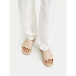 Klapki Calvin Klein. Brązowe klapki damskie Calvin Klein, bez wzorów, bez obcasa, bez zapięcia. Za 262.99 zł.