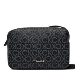 Torebka Calvin Klein. Czarne listonoszki damskie Calvin Klein, bez wzorów, bez dodatków. Za 219.99 zł.